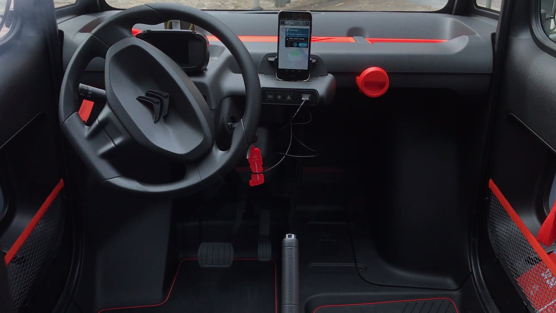 L'AMI est une voiture très spartiate. Elle dispose d'un système de ventilation, et c'est à peu près tout. Même le support pour smartphone est en option. L'AMI est une voiture très spartiate. Elle dispose d'un système de ventilation, et c'est à peu près tout. Même le support pour smartphone est en option.