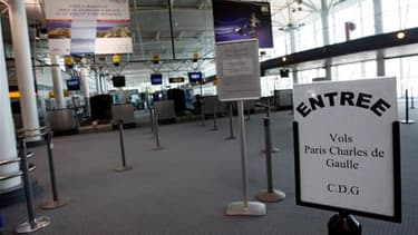 A l'aéroport de Marseille, samedi. Outre les 28 aéroports d'une grande moitié nord de la France déjà fermés jusqu'à lundi, les aéroports de Nice et Marseille seront bloqués dimanche à partir de 6h00. En revanche, les aéroports du sud-ouest de la France re