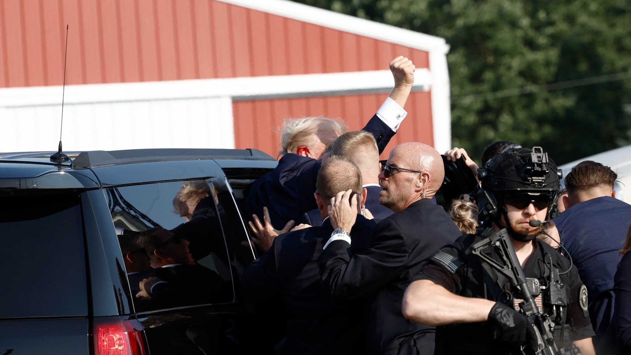 Donald Trump évacué en voiture de son meeting, après avoir été blessé, le 13 juillet 2024.