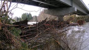 Un barrage naturel formé par les débris flottant lors d'une inondation.