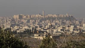 Vue d'Alep, en Syrie. François Hollande a demandé vendredi la libération immédiate de deux journalistes français travaillant en Syrie avec qui le contact a été perdu, dans cette région du Nord. /Photo d'archives/REUTERS/Muzaffar Salman