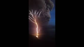 Aux Philippines, des éclairs fendent le ciel lors du réveil du volcan Taal