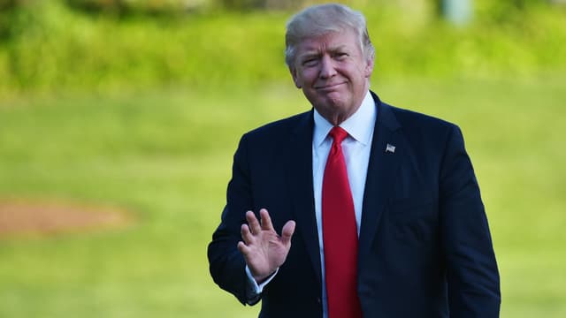 Le président américain Donald Trump traverse la pelouse sud de la Maison Blanche à Washington DC, le 18 avril 2017.