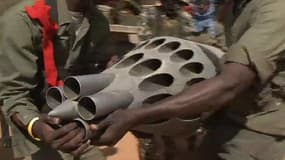Les soldats maliens récupèrent un lance-roquettes abandonné par les islamistes.