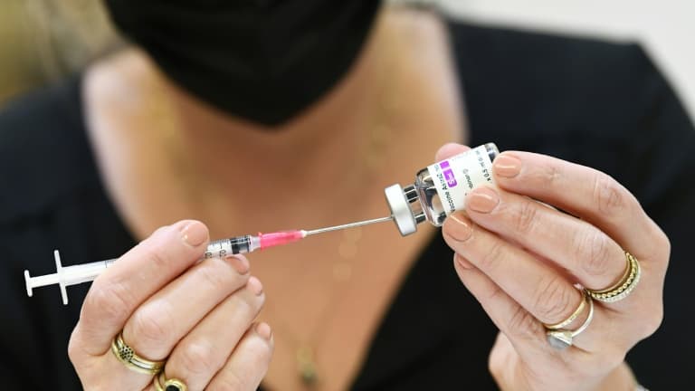 Une infirmière prépare une dose du vaccin AstraZeneca, le 20 mars 2021 à Ede, aux Pays-Bas
