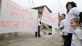 Manifestation contre la fermeture d'une classe de maternelle à Francilly-Selency, dans l'Aisne, au début du mois.