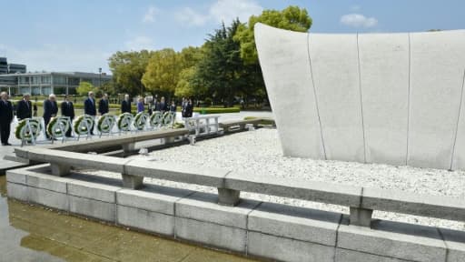 Les chefs de la diplomatie du G7 déposent des gerbes de fleurs devant le cénotaphe qui abrite les noms des victimes du bombardement atomique, le 11 avril 2016 à Hiroshima Les chefs de la diplomatie du G7 déposent des gerbes de fleurs devant le cénotaphe qui abrite les noms des victimes du bombardement atomique, le 11 avril 2016 à Hiroshima
