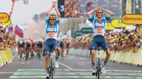 Romain Bardet remporte la première étape du Tour de France à Rimini, aux côtés de son coéquipier Frank Van Den Broek, 29 juin 2024