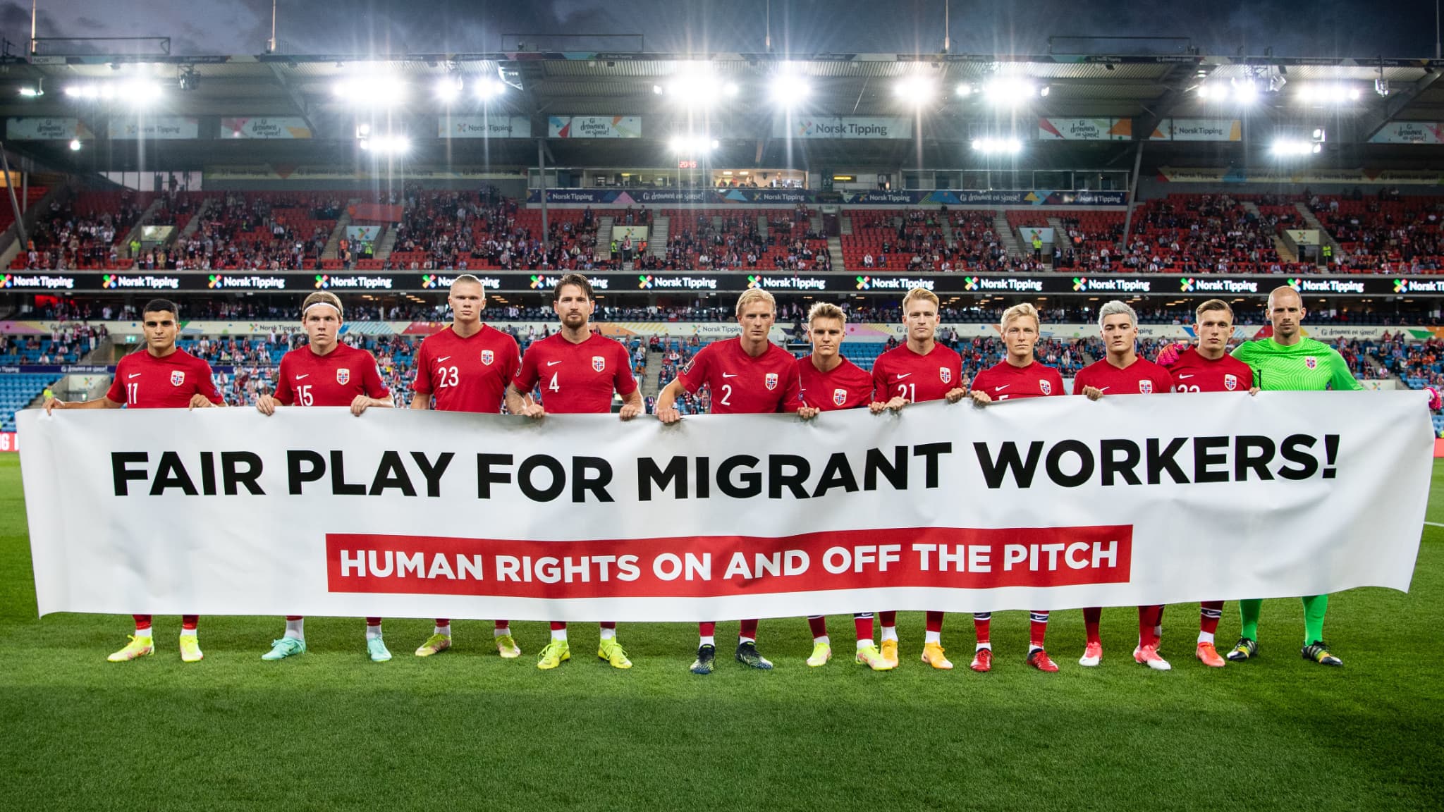 Comme en mars dernier, les joueurs de la Norvège ont affiché un message appelant au respect des droits de l’homme des migrants travaillant sur les chantiers de la Coupe du monde, mercredi avant son match face aux Pays-Bas (1-1). Comme en mars dernier, les joueurs de la Norvège ont affiché un message appelant au respect des droits de l’homme des migrants travaillant sur les chantiers de la Coupe du monde, mercredi avant son match face aux Pays-Bas (1-1).