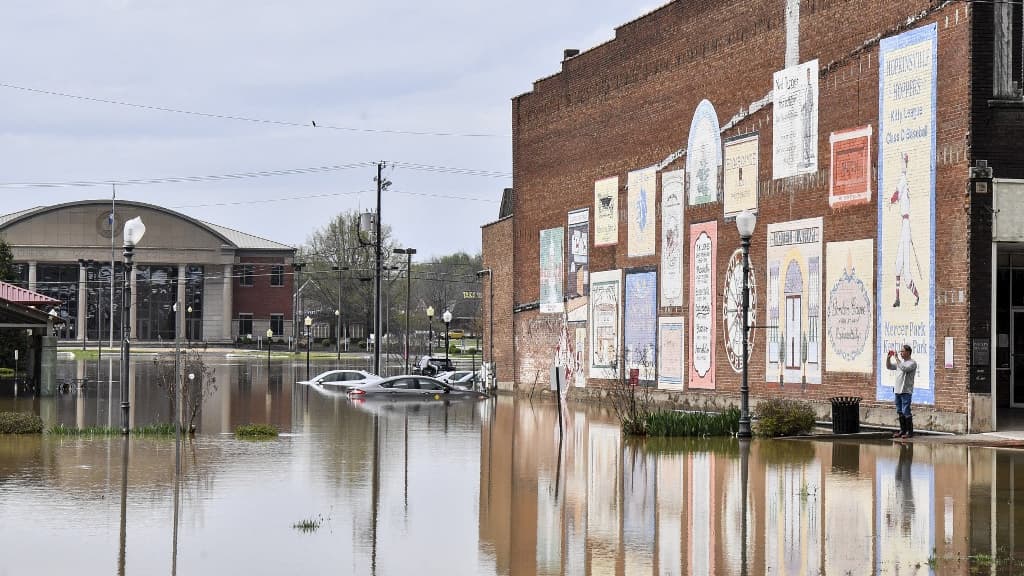 L'eau est montée après une inondation le 4 avril 2025 à Hopkinsville, Kentucky.