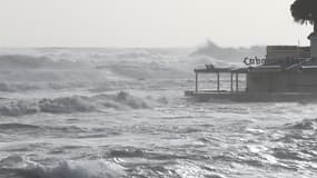Un restaurant de plage à Porticcio, en Corse, frappé par la tempête Fabien, dimanche 22 décembre 2019.