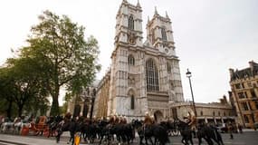 Devant l'abbaye de Westminster, où se déroulera vendredi le mariage du prince William et de Kate Middleton. La répétition, ce mercredi, des cérémonies prévues à cette occasion a donné lieu à un bras-bas de combat général dans le centre de Londres pour les