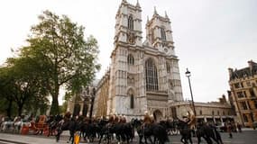 Devant l'abbaye de Westminster, où se déroulera vendredi le mariage du prince William et de Kate Middleton. La répétition, ce mercredi, des cérémonies prévues à cette occasion a donné lieu à un bras-bas de combat général dans le centre de Londres pour les