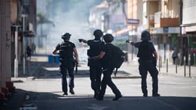 Les forces de police françaises participent à une opération visant à lever un barrage routier dans le quartier de la Vallée du Tir à Nouméa en Nouvelle-Calédonie, le 24 juin 2024. 