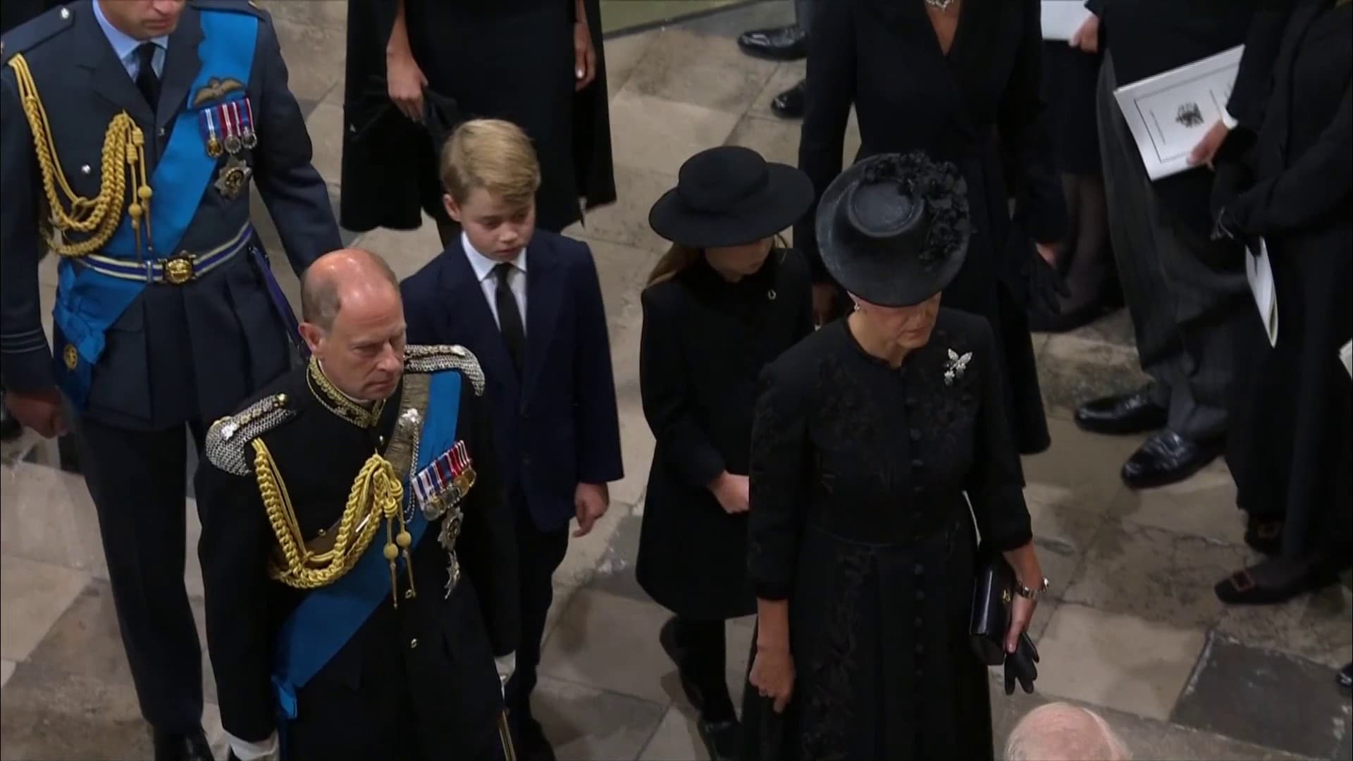 Le prince George et la princesse Charlotte à Westminster lors des funérailles d'Elizabeth II le 19 septembre 2022 Le prince George et la princesse Charlotte à Westminster lors des funérailles d'Elizabeth II le 19 septembre 2022