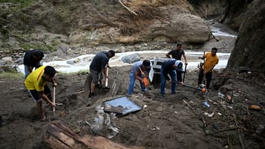 Des secours intervenant dans une région du Guatemala touchée par de violentes inondations, le 25 septembre 2023.