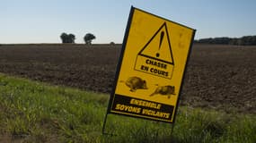 Cette photographie prise près de Neuille-Pont-Pierre, dans le centre de la France, le 18 septembre 2022, montre un panneau d'avertissement indiquant "chasse en cours".

