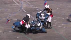 14-Juillet: les images des deux motards de la gendarmerie entrés en collision, sans gravité, pendant le défilé