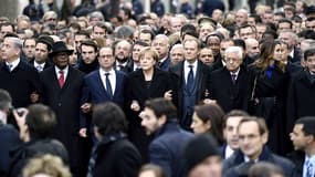 La tête de cortège était savamment composée. Ici (de gauche à droite), le président israélien Benjamin Netanyahu, le président malien Ibrahim Boubacar Keita, François Hollande, la chancelière Angela Merkel, le président de l'UE Donald Tusk, le président de l'autorité palestinienne Mahmoud Abbas et la reine Rania de Jordanie.