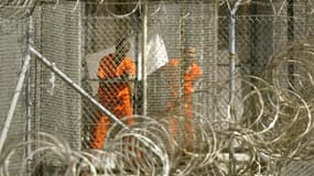 Des détenus à la prison de la base navale américaine de Guantanamo, à Cuba, en janvier 2002