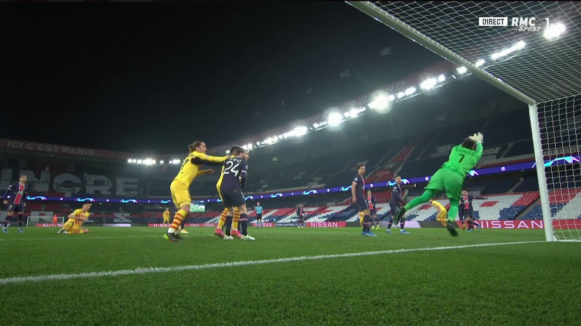 Navas décisif devant Busquets. Navas décisif devant Busquets.