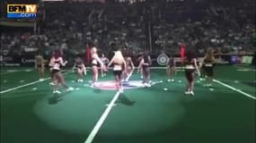 Un joueur US danse avec les pompom girls 