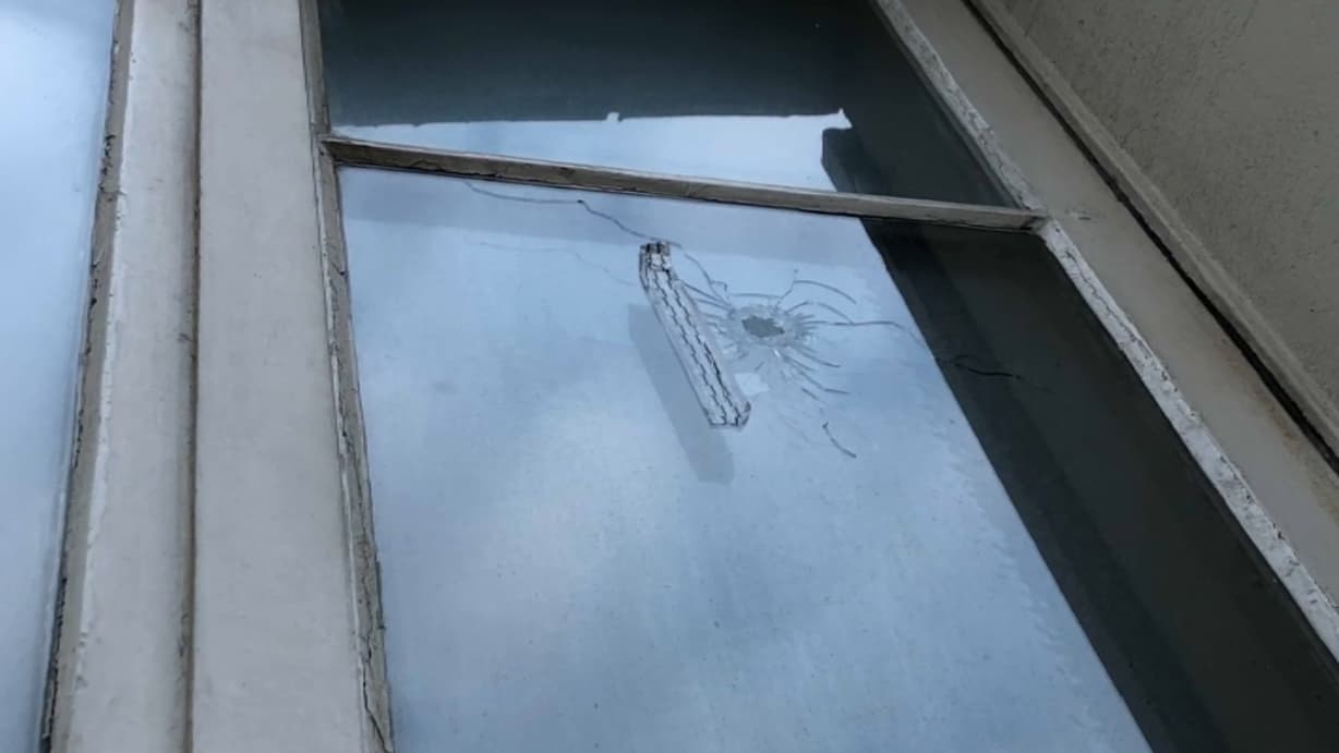 Une balle perdue s'est logée dans une fenêtre.