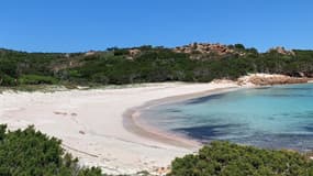 La plage rose de l'île de Budelli, sur l'archipel de la Maddalena, à proximité des côtes de Sardaigne, en Italie, en juin 2022.