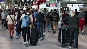 Des passagers à l'aéroport d'Orly, à Paris, le 3 juillet 2025