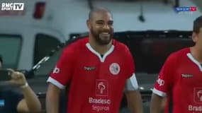 Adriano, buteur lors d'un match de bienfaisance.