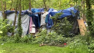 Une tente de fortune dans un camp de migrants installé au parc Matisse de Lille (Nord), début mai 2024.
