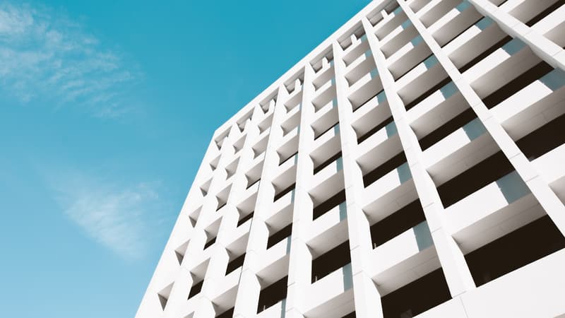 La construction de logements en France dépasse de peu ses niveaux constatés avant le début de la crise sanitaire selon le gouvernement.
