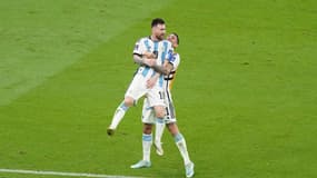 Angel Di Maria célèbre le titre de champion du monde avec Lionel Messi.