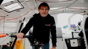 Le skipper Yannick Bestaven à bord de son bateau Maitre Coq V en marge du départ d'une course, le 27 avril 2024