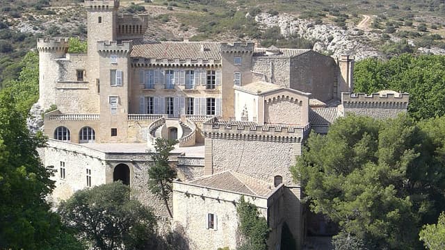 Le Château de Barben, en Provence, décor du parc culturel Rocher Mistral.