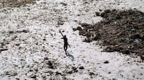 Une photo prise depuis un hélicoptère par un garde-côte indien, lors du tsunami de 2004, montre un membre du peuple Sentinelle en train de le viser avec son arc. 