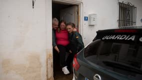 Une femme est secourue par des gardes civils dans sa maison inondée à Cartama, près de Malaga (sud de l'Espagne), le 18 mars 2025. (Photo d'illustration)