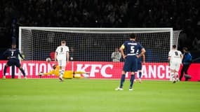 Steve Mandanda repousse le penalty de Kylian Mbappé lors de PSG-Rennes (1-0, Coupe de France), le 3 avril 2024