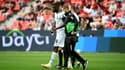 L'attaquant français de Mönchengladbach Marcus Thuram, blessé, quitte la pelouse lors d'un match à Leverkusen, le 21 août 2021