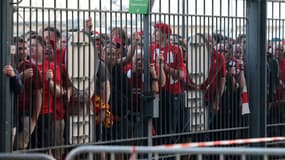 Des fans de Liverpool attendent devant les grilles du Stade de France, à Paris, le 28 mai 2022, pour la finale de la Ligue des Champions opposant Liverpool et le Real Madrid