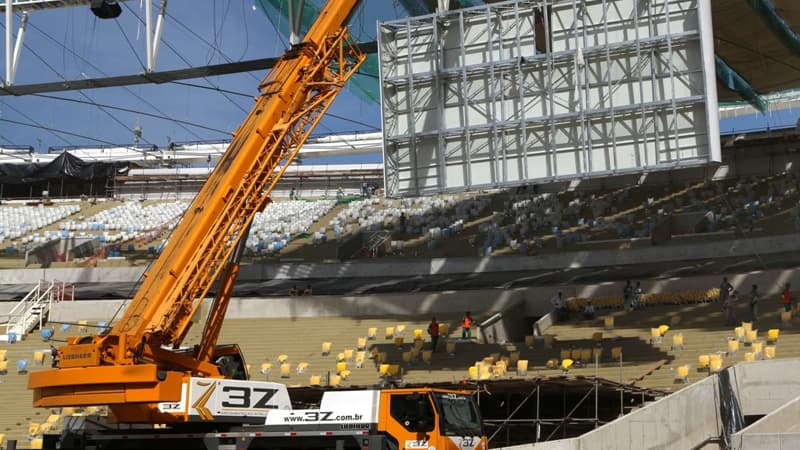 Une grue en action dans un stade brésilien.