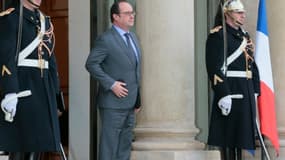 Le président François Hollande sur le perron de l'Elysée le 11 janvier 2016 à Paris