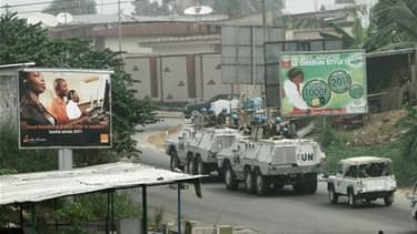 Patrouille de casques bleus de l'Onu à Abidjan, jeudi. Les violences qui ont suivi le second tour de l'élection présidentielle ivoirienne ont fait au moins 247 morts et 49 disparus, selon la Commission des droits de l'homme de l'Onu. /Photo prise le 13 ja