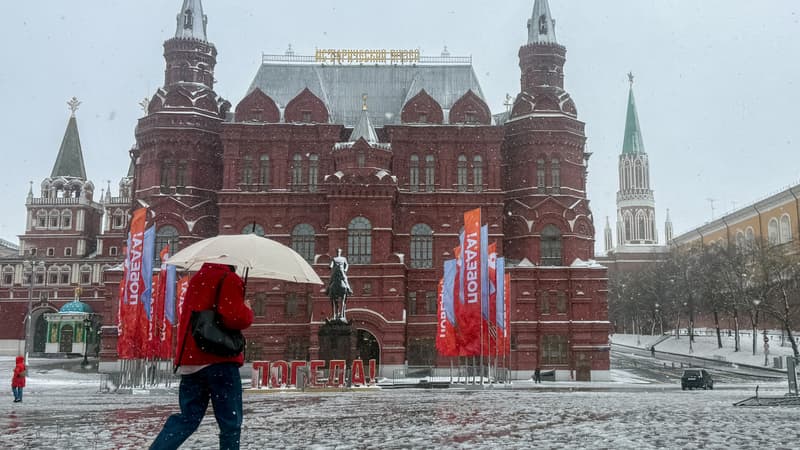 Voitures enneigées, vols annulés... Les image de la tempête de neige tardive à Moscou