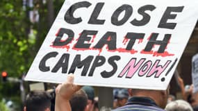 Une manifestante pro-réfugiés à Sydney en 2015, portant une pancarte "fermez les camps de la mort!". - WILLIAM WEST - AFP