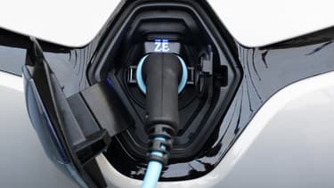 La Renault Zoe, voiture particulière électrique la plus vendue en France, se recharge via une prise placée sous le logo bleuté qui orne ses modèles zéro émissions.