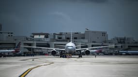 Un avion d'American Airlianes le 16 juin 2021 à l'aéroport international de Miami