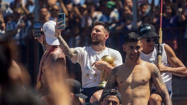 Lionel Messi avec la Coupe du monde lors des célébrations à Buenos Aires
