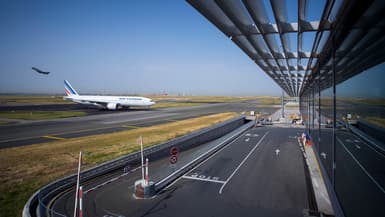 Un avion sur le tarmac de l'aéroport Roissy Charles-de-Gaulle