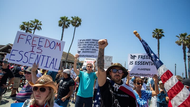 Un rassemblement s'est tenu près de la plage californienne de Huntington Beach, fermée en raison du confinement.
